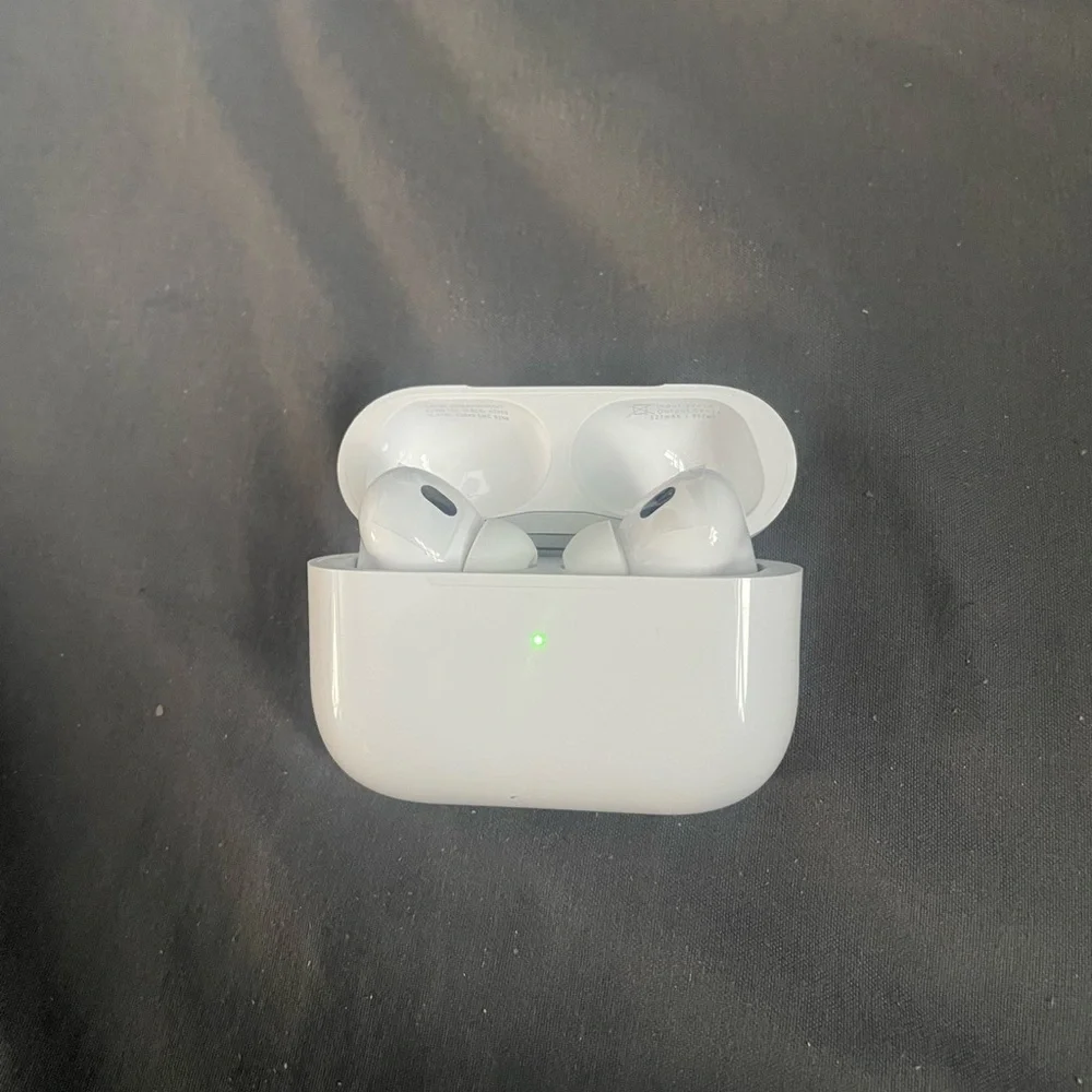 Apple White Wireless Earbuds with Charging Case